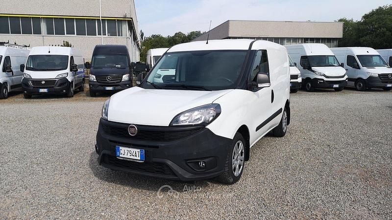 Usata Fiat Doblò Lounge 105 CV (77 kW) 2022 Bianco Monovolume