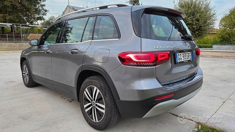 Käytetty Mercedes GLB200 Business 163 HP (119 kW) 2021 Katumaasturi