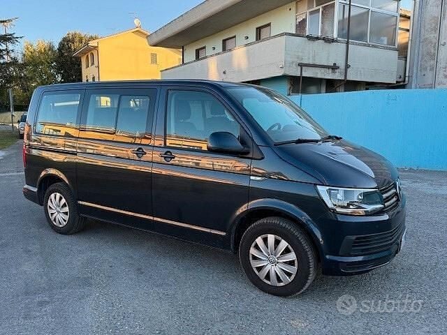 Usata VW Caravelle Comfortline 150 CV (110 kW) 2017 Blu Monovolume