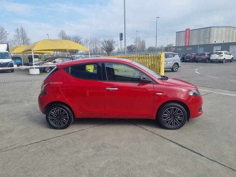 Usata Lancia Ypsilon Gold 69 CV (50 kW) 2023 Rosso / pastello Utilitaria