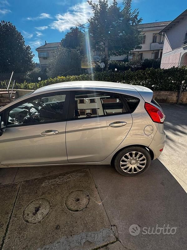 Usata Ford Fiesta 75 CV (55 kW) 2016 Grigio Berlina