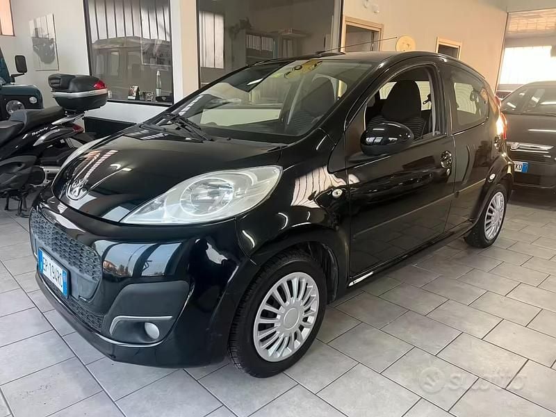 Usata Peugeot 107 Active 68 CV (50 kW) 2013 Nero Utilitaria