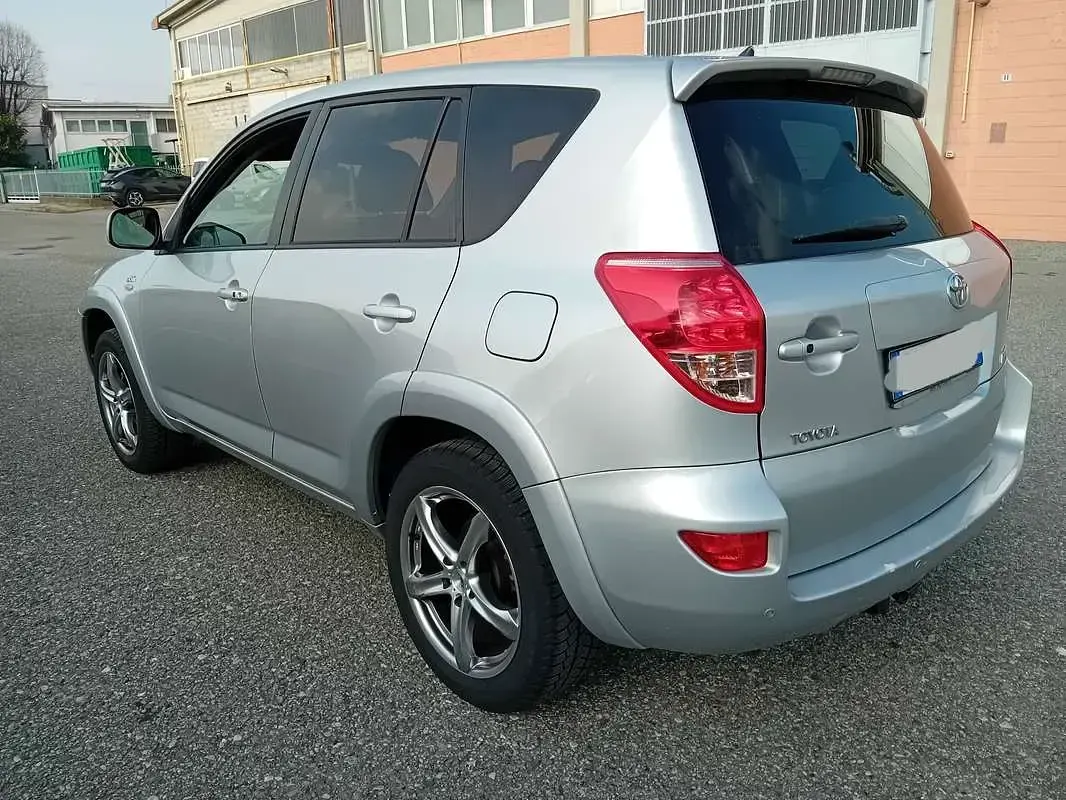 Usata Toyota RAV4 177 CV (130 kW) 2009 Argento SUV