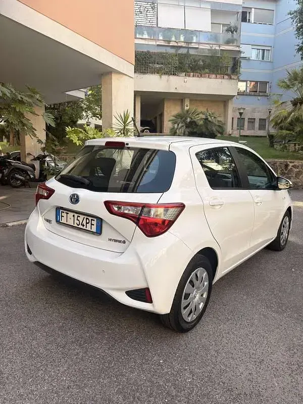 Usata Toyota Yaris Hybrid Cool 73 CV (53 kW) 2019 Berlina