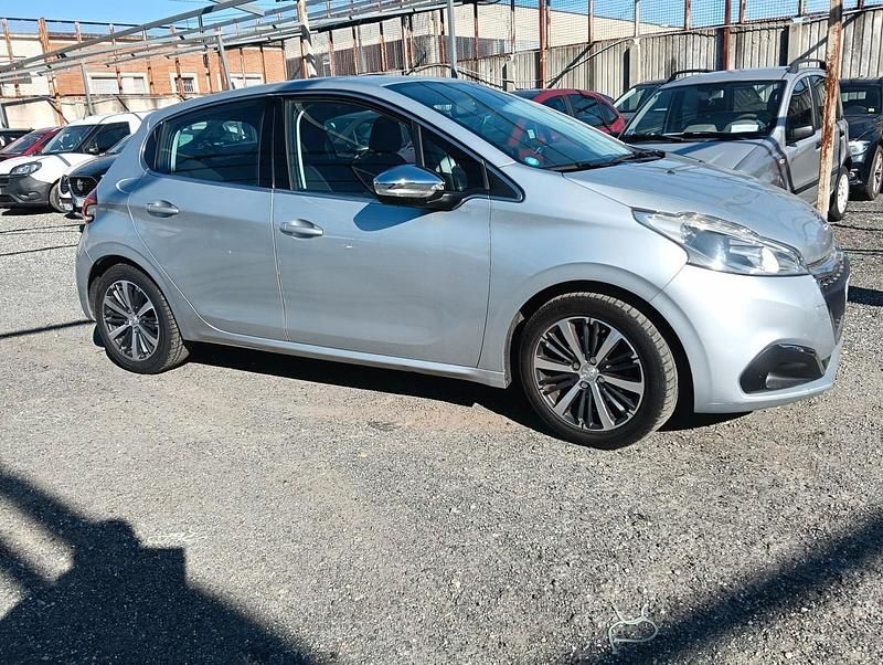 Usata Peugeot 208 Allure 81 CV (59 kW) 2017 Argento Utilitaria