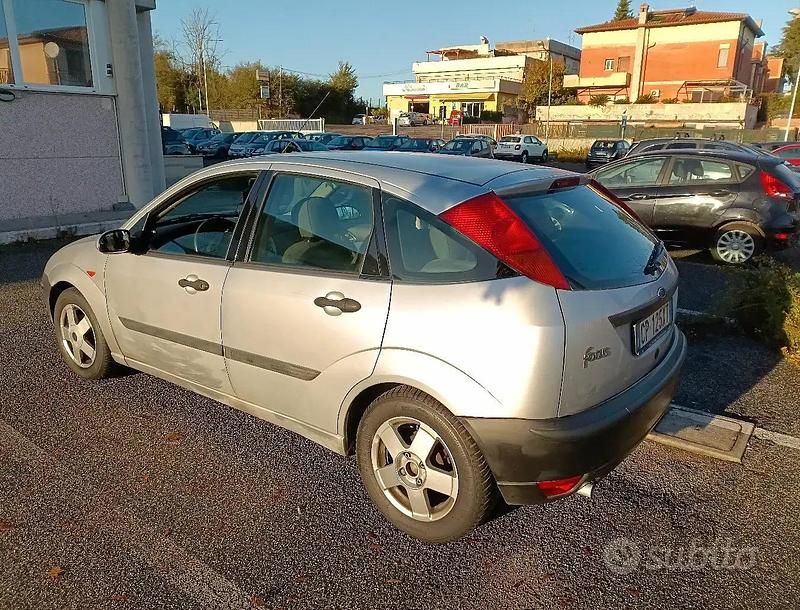 Usata Ford Focus Zetec 101 CV (74 kW) 2004 Grigio Berlina