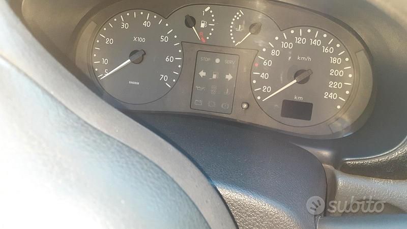 Grigio Usata 2000 Renault Clio II Due volumi | 2300 € - Immagine 1/4