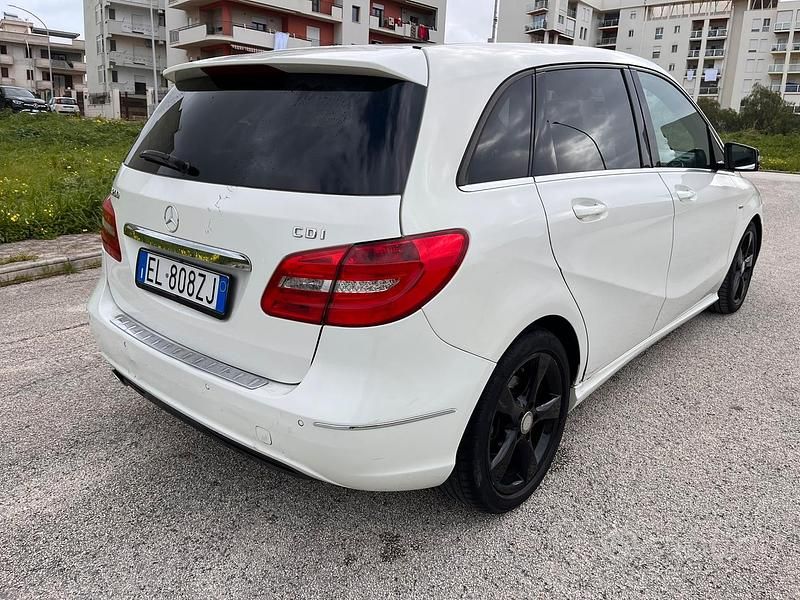 Usata Mercedes B200 136 CV (100 kW) 2012 Bianco Utilitaria
