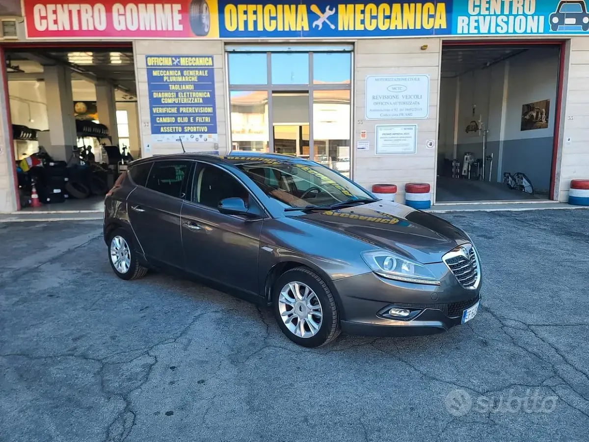 Usata Lancia Delta 120 CV (88 kW) 2011 Grigio Utilitaria