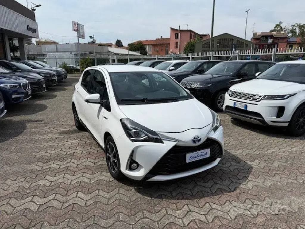 Usata Toyota Yaris Hybrid Active 73 CV (53 kW) 2018 Bianco Berlina