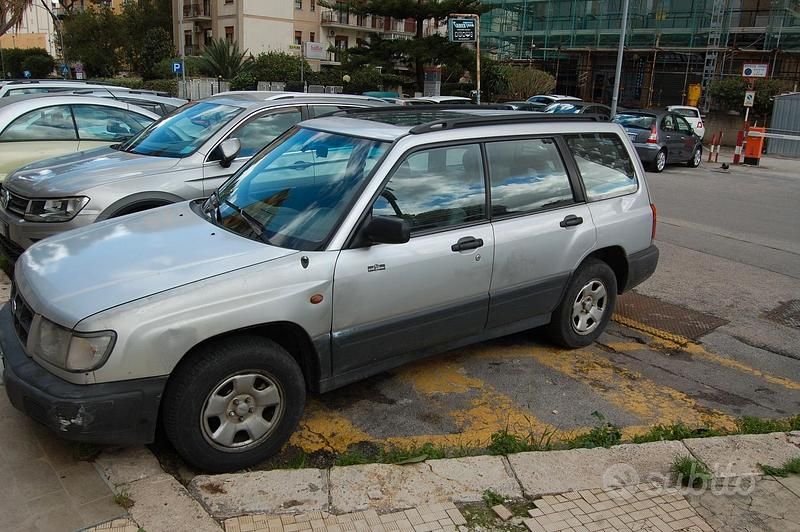 Usata Subaru Forester 122 CV (89 kW) 1998 Grigio SUV