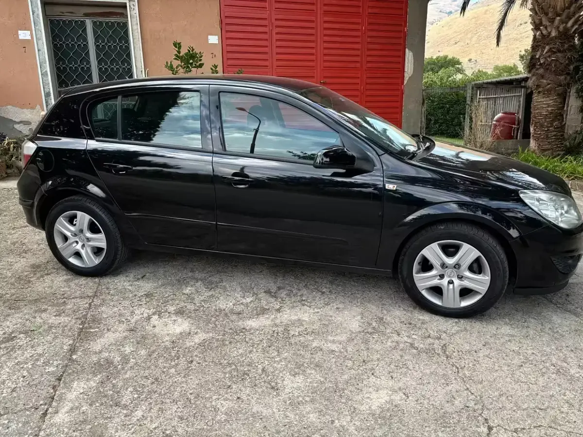 Usata Opel Astra 110 CV (80 kW) 2009 Nero Berlina