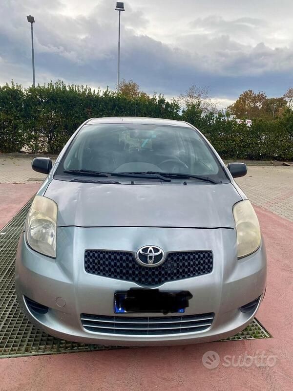 Usata 2006 Toyota Yaris Due volumi | 2000 € (Buon prezzo) - Immagine 1/4