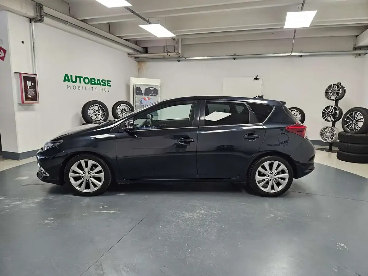 Usata Toyota Auris Lounge 111 CV (81 kW) 2016 Nero Berlina