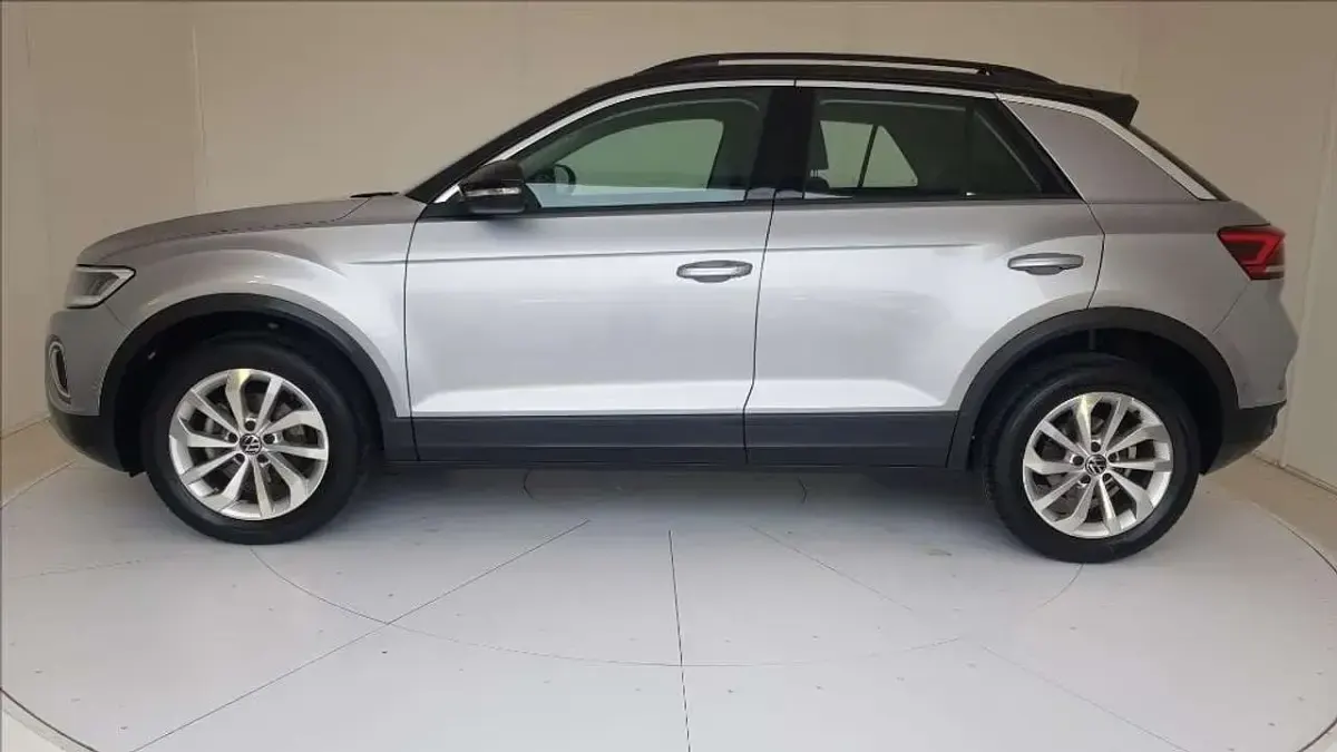 Usata VW T-Roc Life 110 CV (80 kW) 2023 Argento metallizzato SUV