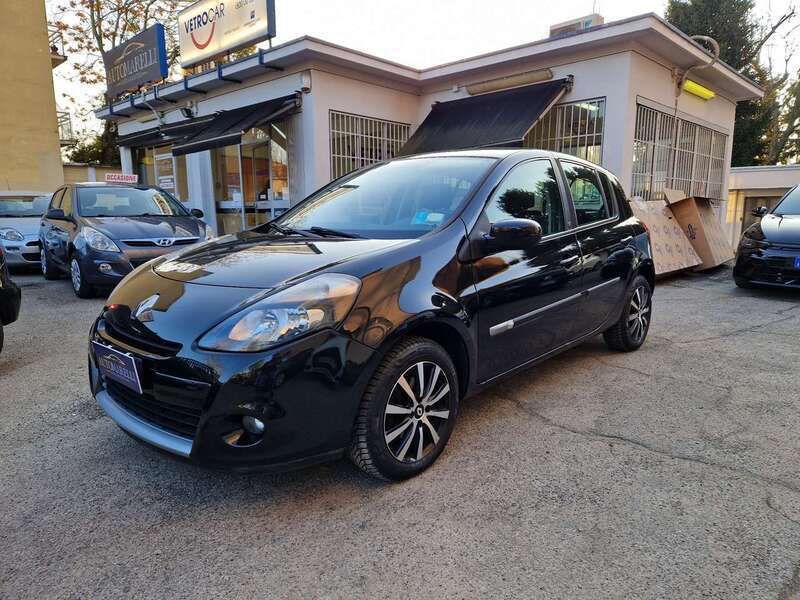 Nero Usata 2011 Renault Clio II Dynamique Tre volumi | 3900 € (Buon prezzo) - Immagine 1/4