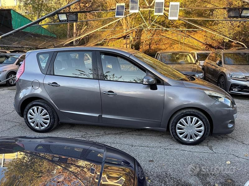 Usata Renault Scénic III 110 CV (80 kW) 2010 Grigio Monovolume