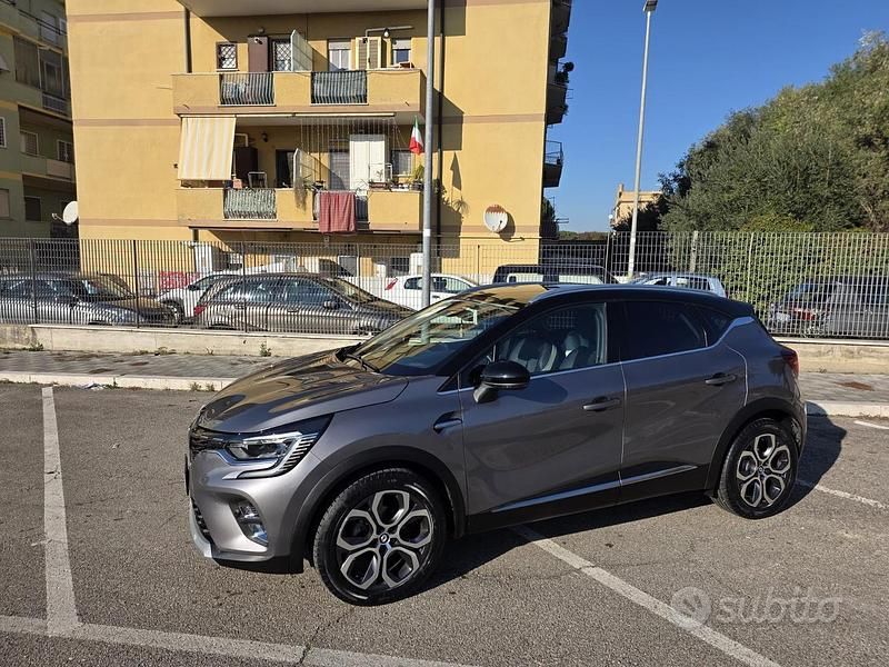 Grigio Usata 2022 Renault Captur Intens SUV | 17.450 € (Buon prezzo) - Immagine 1/4