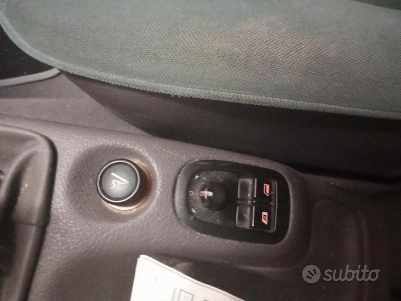 Usata Peugeot 206 75 CV (55 kW) 2001 Grigio Berlina