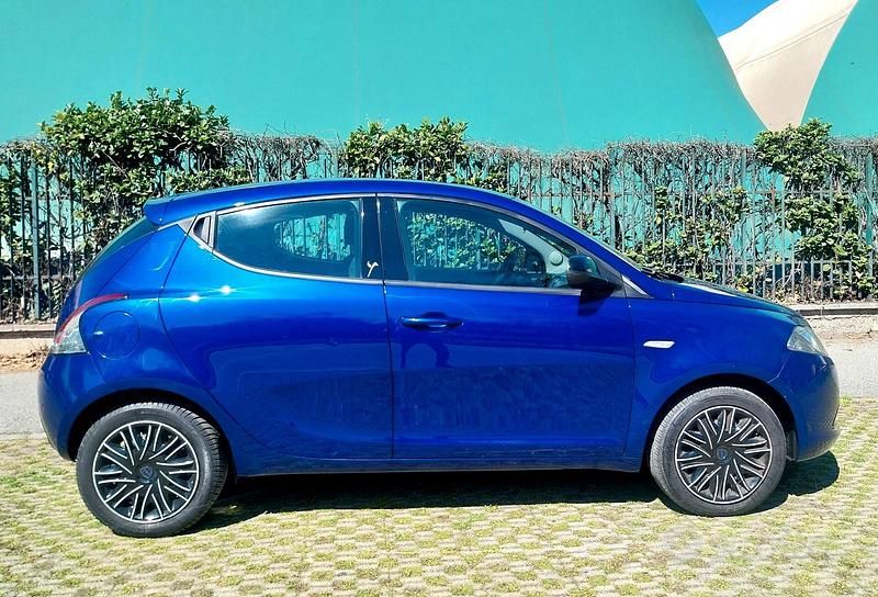 Usata Lancia Ypsilon Silver 69 CV (50 kW) 2014 Blu Utilitaria
