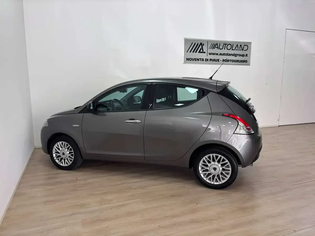 Usata Lancia Ypsilon 69 CV (50 kW) 2014 Grigio Utilitaria