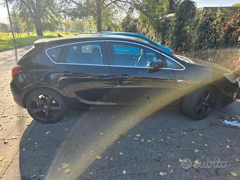 Usata Opel Astra 110 CV (80 kW) 2010 Nero Berlina