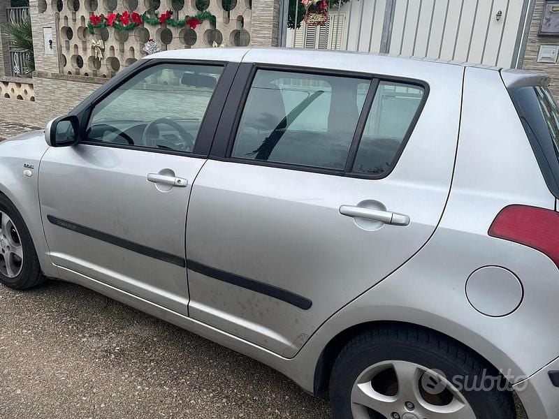 Grigio Usata 2007 Suzuki Swift GLX Due volumi | 1800 € (Super prezzo) - Immagine 1/4