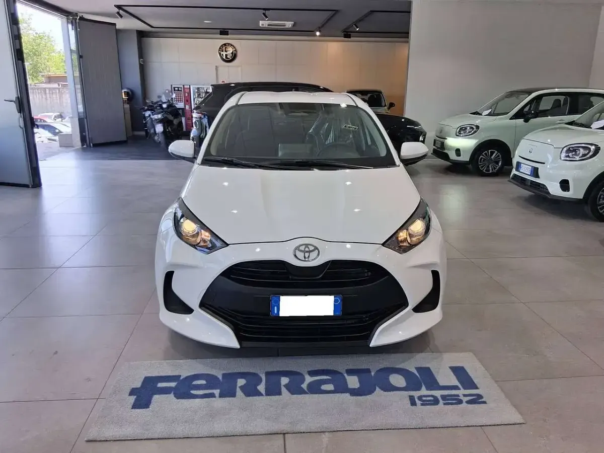 Nuova Toyota Yaris Hybrid Active 92 CV (67 kW) 2026 Super white / black Berlina