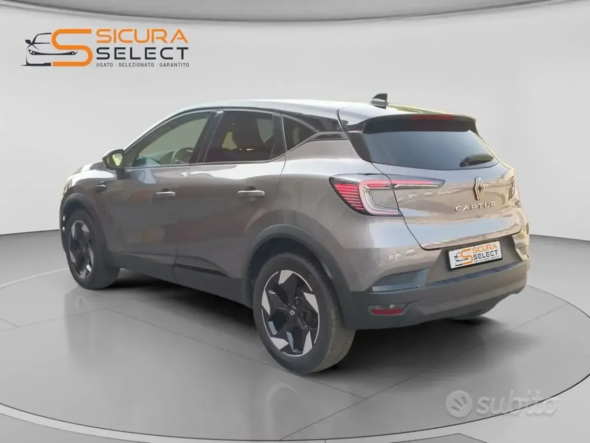 Usata Renault Captur Techno 91 CV (66 kW) 2025 Grigio scuro / tetto nero SUV
