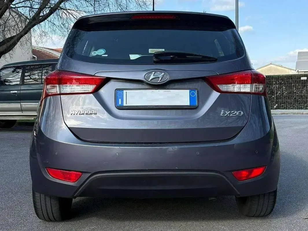 Usata Hyundai ix20 Comfort 90 CV (66 kW) 2017 Grigio Utilitaria