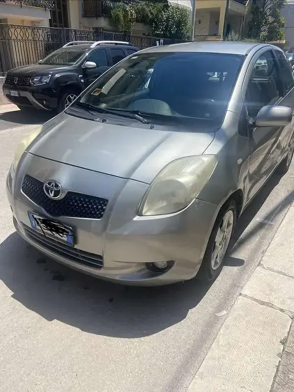 Usata Toyota Yaris Sol 69 CV (50 kW) 2006 Grigio Berlina