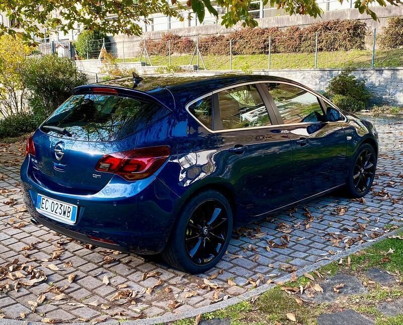 Usata Opel Astra Cosmo 160 CV (117 kW) 2010 Blu Berlina