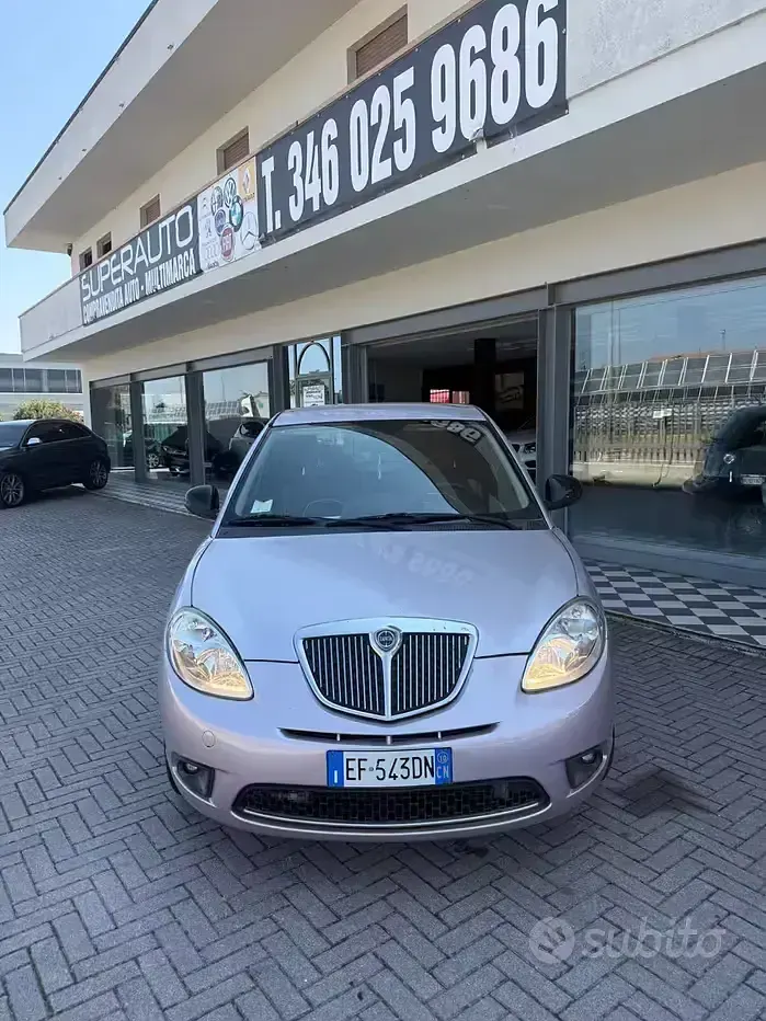Usata Lancia Ypsilon 60 CV (44 kW) 2010 Viola Utilitaria
