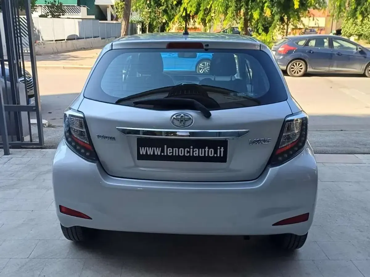 Usata Toyota Yaris Active 69 CV (50 kW) 2014 Argento Utilitaria