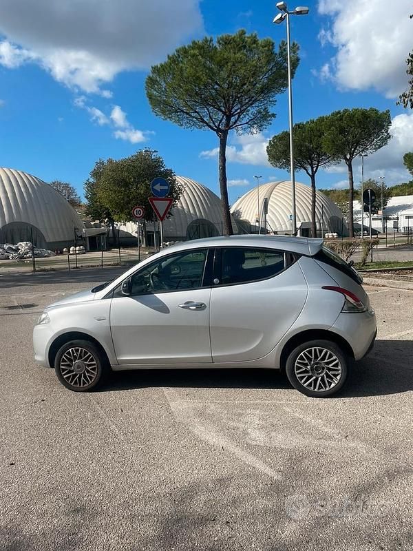Usata Lancia Ypsilon 80 CV (58 kW) 2013 Grigio Utilitaria