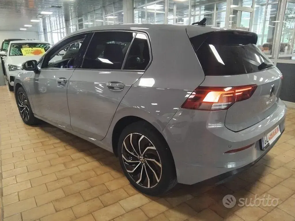 Usata VW Golf VIII Life 110 CV (80 kW) 2022 Moonstone grey / metallizzato Berlina