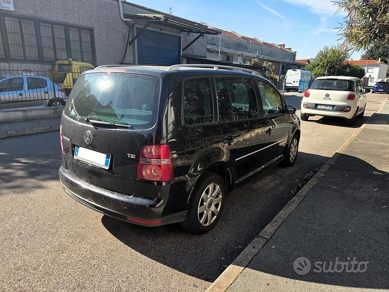 Käytetty VW Touran Highline 140 HP (102 kW) 2007 Musta Tila-auto