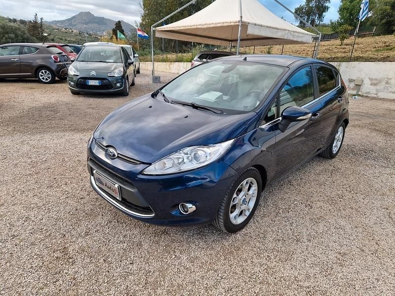 Usata Ford Fiesta 95 CV (69 kW) 2012 Blu Utilitaria