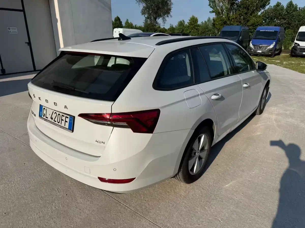 Usata Skoda Octavia Executive 149 CV (109 kW) 2023 Grigio Station wagon