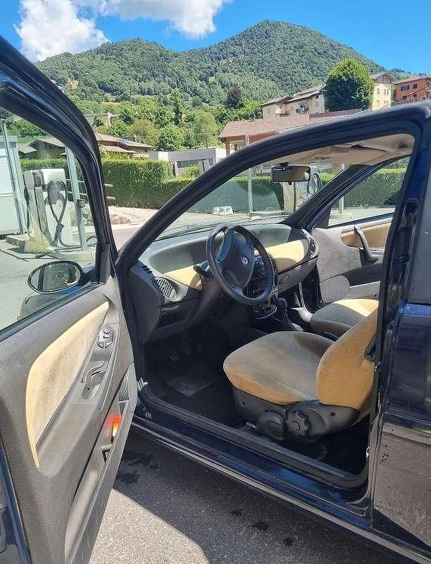 Usata Lancia 2000 60 CV (44 kW) 2001 Blu/azzurro Berlina