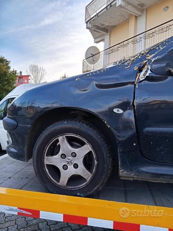 Usata Peugeot 206 90 CV (66 kW) 2000 Nero Utilitaria