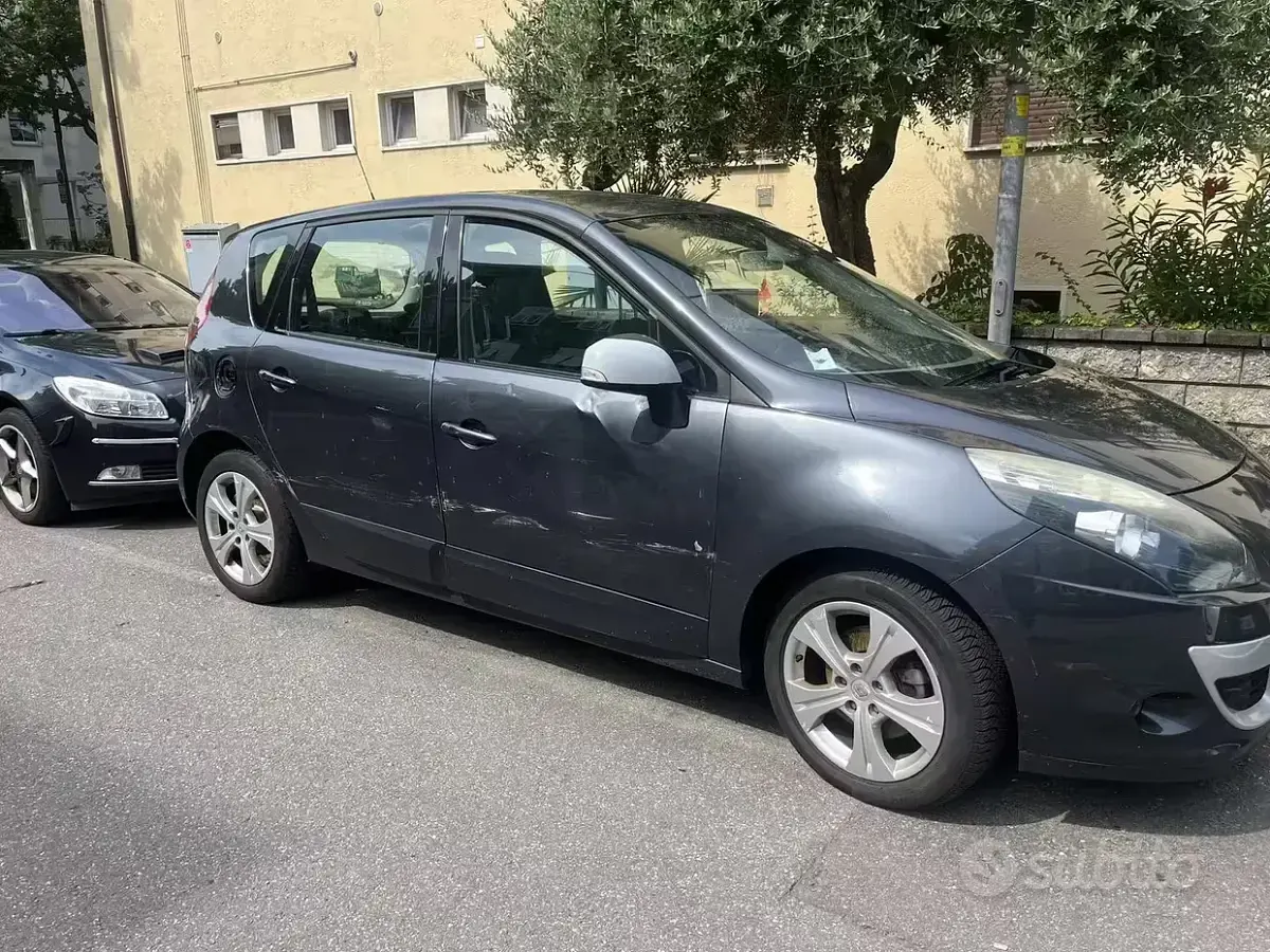 Usata Renault Scénic III 110 CV (80 kW) 2011 Grigio Monovolume
