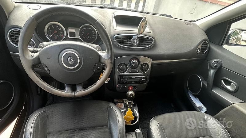Usado Renault Clio II 58 CV (42 kW) 2008 Negro Berlina