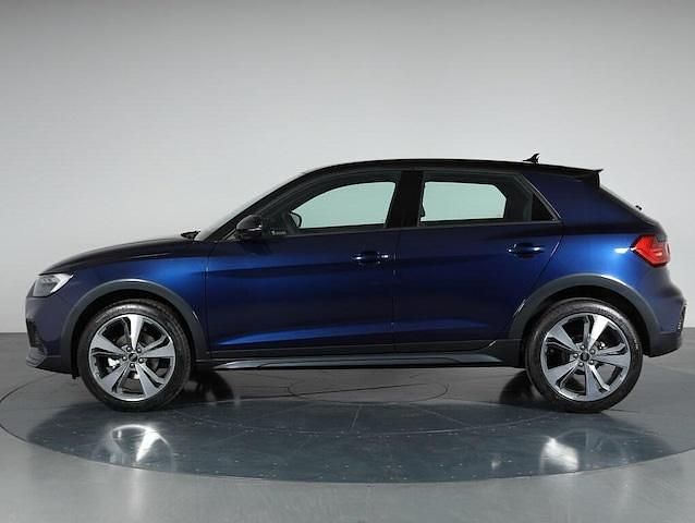 Nuova Audi A1 Ambiente 116 CV (85 kW) 2025 Blu navarra metallizzato Utilitaria