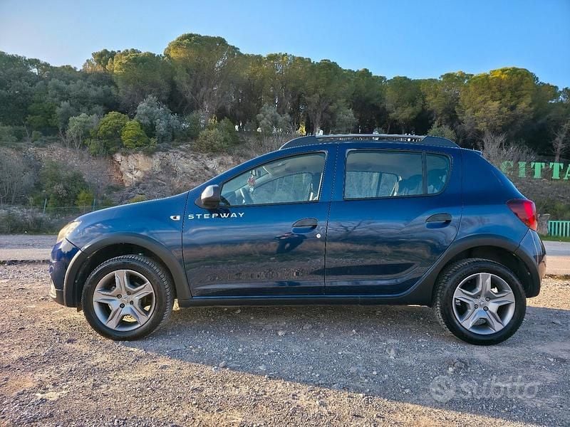 Usata Dacia Sandero Lauréate 90 CV (66 kW) 2017 Blu Berlina