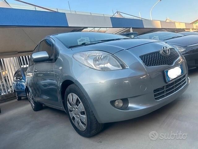 Grigio Usata 2008 Toyota Yaris Tre volumi | 2700 € (Buon prezzo) - Immagine 1/4