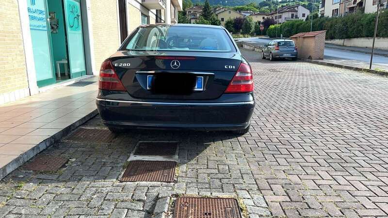 Usata Mercedes E280 Avantgarde 231 CV (169 kW) 2005 Blu Berlina