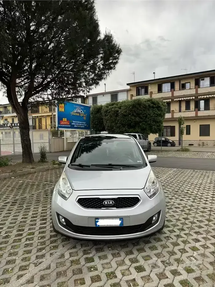 Usata Kia Venga 90 CV (66 kW) 2013 Grigio Utilitaria