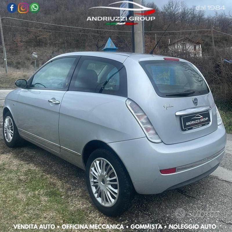 Usado Lancia Ypsilon 60 HP (44 kW) 2010 Cinzento Citadino