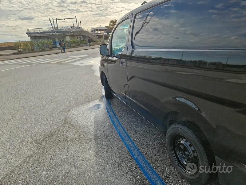 Używany Nissan NV200 90 KM (66 kW) 2016 Czarny Minivan